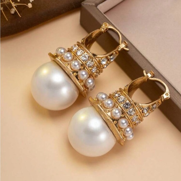 The QueensCabinet Jewelry - Elegant Gold and Pearl Drop Earrings